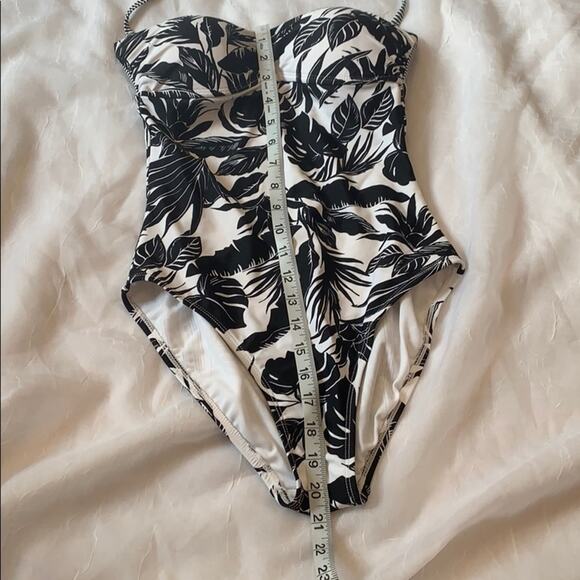 Old Navy black and white floral one piece swimsuit, xs - Picture 4 of 9